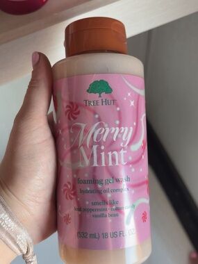 Seasonal : Brand New Tree Hut :Merry Mint Foaming Gel Wash 18 US FL. OZ (532 ML)